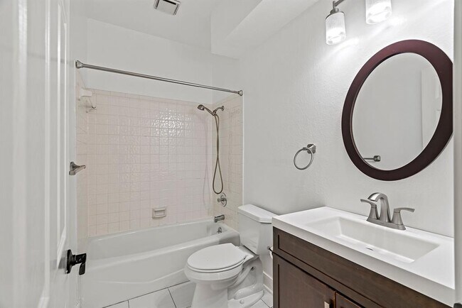 Building Photo - 128 Mockingbird Ln