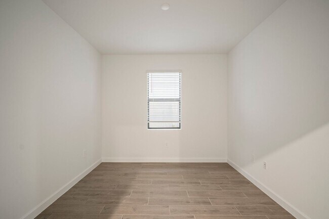 Building Photo - Spacious home 3beds+Den 3 baths located in...