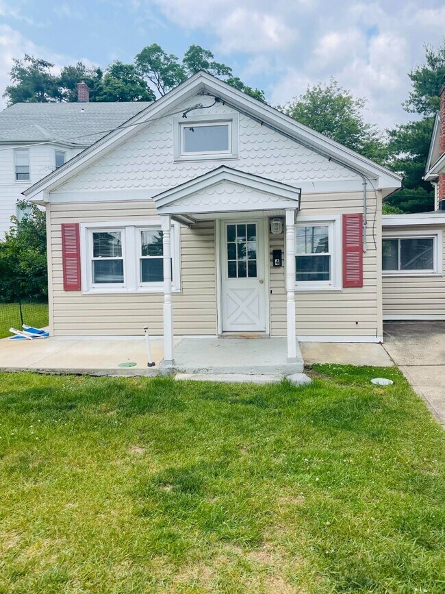 Primary Photo - 4 Sea Cliff Ave