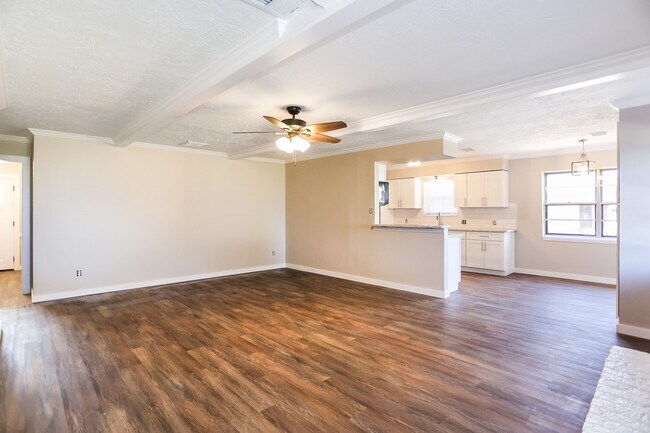 Building Photo - 502 Rosewood Dr