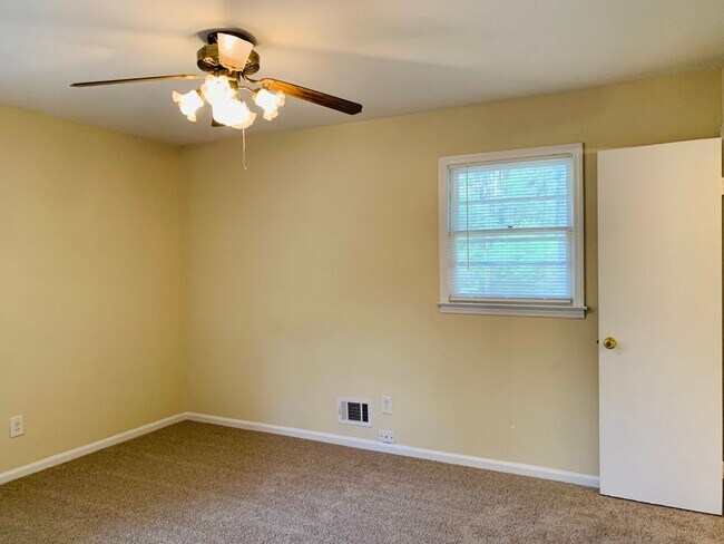 Building Photo - Wow, great location, newly renovated, 4 beds/2 bath, private fenced yard, sun room/office, must see!