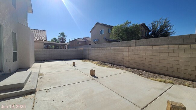 Building Photo - Beautiful 2 Story 4 Bedroom home