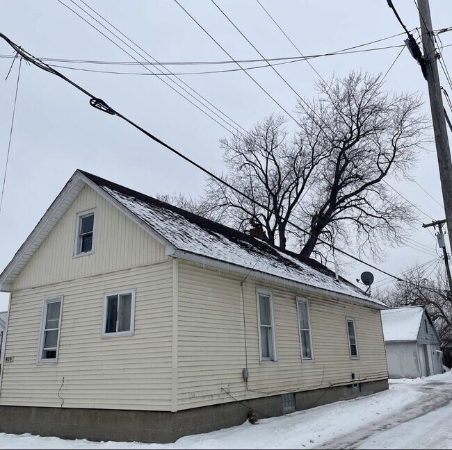 Building Photo - 809 Elk St