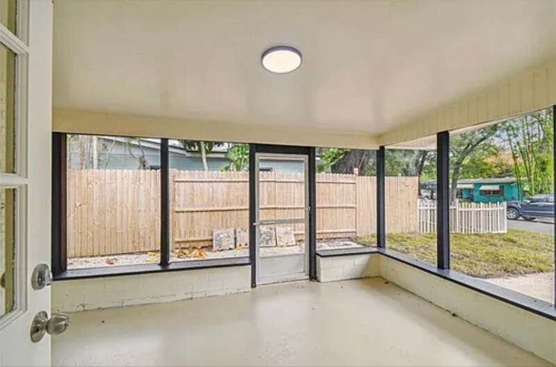 Building Photo - 1914 E Crenshaw St