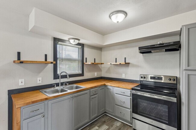 Building Photo - 3 bed, 1 bath home in Del City, OK