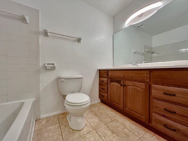 Building Photo - Beautiful 2 Bed 2 Bath Condo Located in Ca...