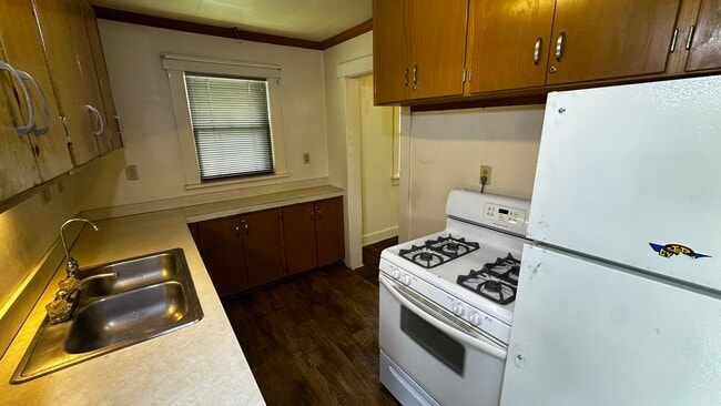 Building Photo - 910 E 3rd Ave