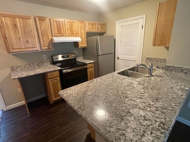 Building Photo - Welcome to this beautifully remodeled 2-bedroom duplex located in Alachua, conveniently situated ...