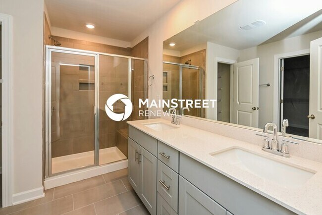 Building Photo - 4 Bedroom Pet-Friendly Home in Charlotte, NC with Main Street Renewal