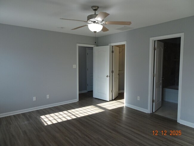 Building Photo - 3 Bedrooms, 2.5 Bathrooms Single Family Home