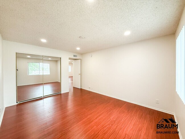 Building Photo - 221 W Elm Ave