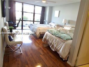 Building Photo - 800 Parkview Dr