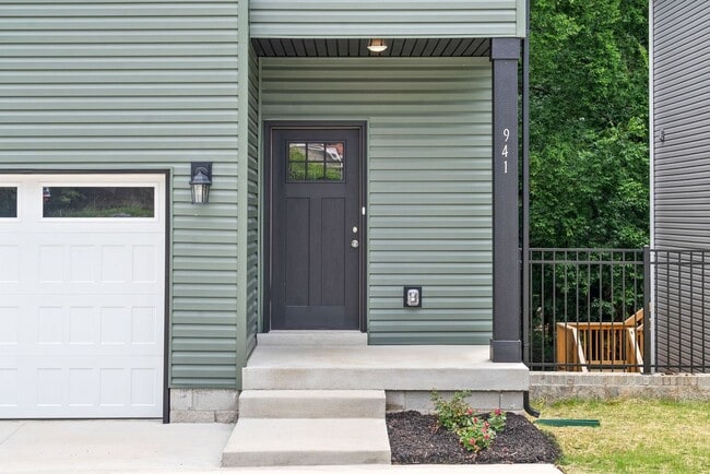 Building Photo - 4 Bedroom Home For Rent Near Downtown Clarksville!