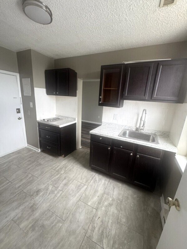 Building Photo - 2917 Poplar Terrace