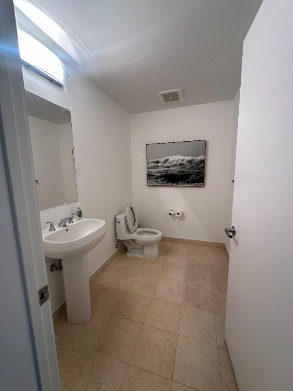 Building Photo - 1060 Brickell Ave