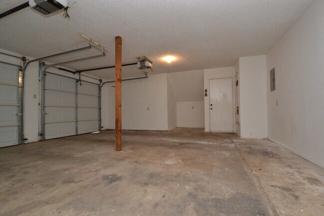Building Photo - Large 3/2 in Great Hills w/ Treetop Views