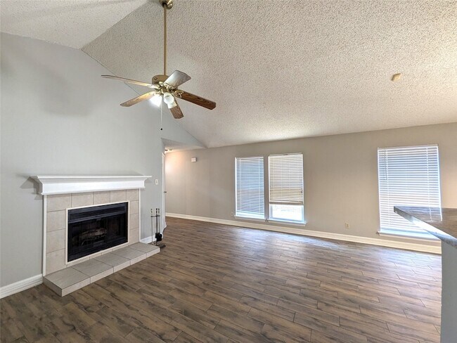 Building Photo - 323 Teakwood Ln