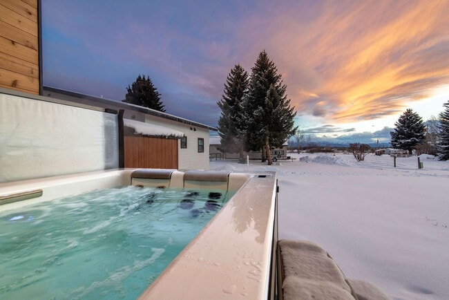 Building Photo - 27 4th St E