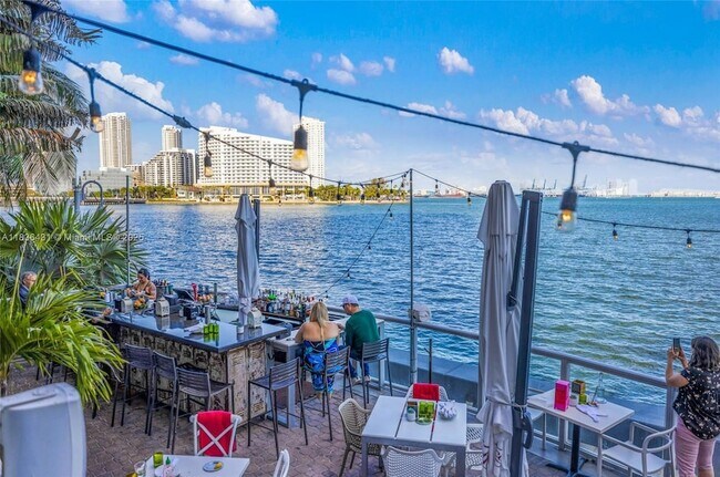 Building Photo - 1155 Brickell Bay Dr