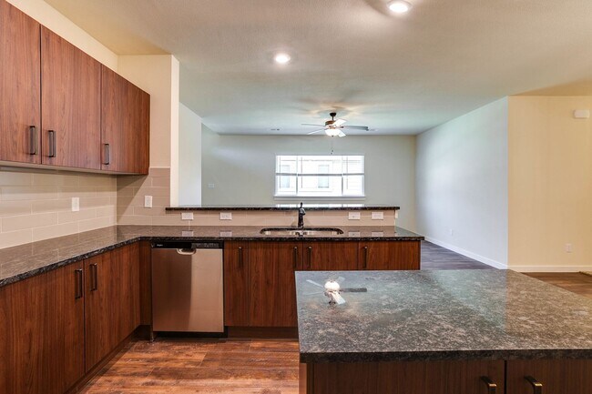Building Photo - AVAILABLE NOW! GORGEOUS 4 BEDROOM DUPLEX L...