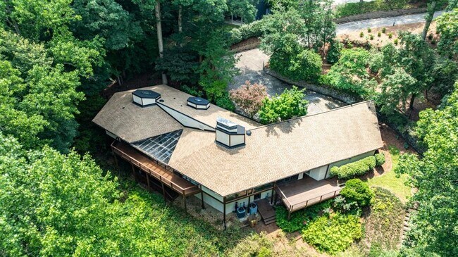 Building Photo - 130 Huntcliff Point NE