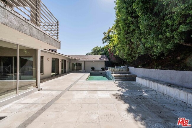 Building Photo - 811 N Hillcrest Rd