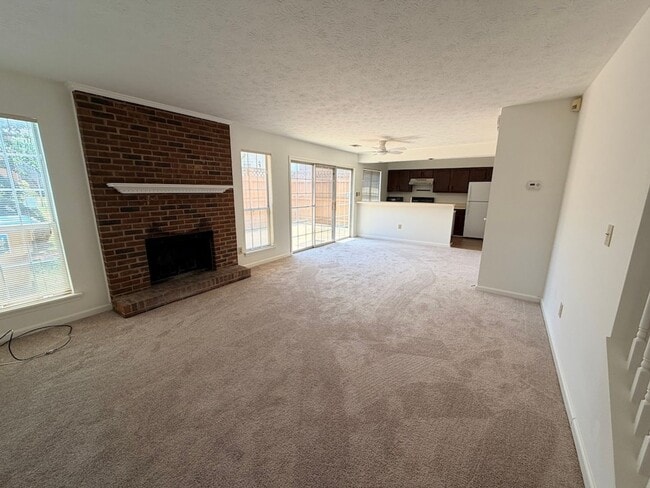 Building Photo - Updated Townhome in Norcross!