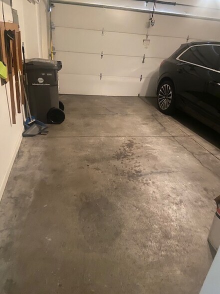 Building Photo - 553 Merritt Ave