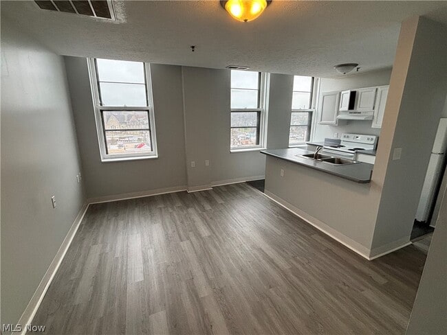 Building Photo - 59 Lincoln Way E