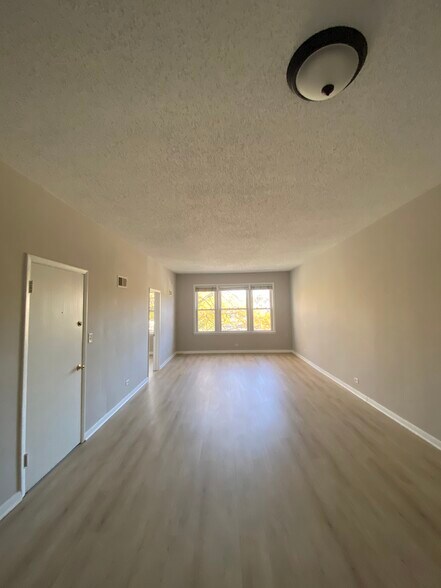 Primary Photo - 4530 N Lincoln Ave