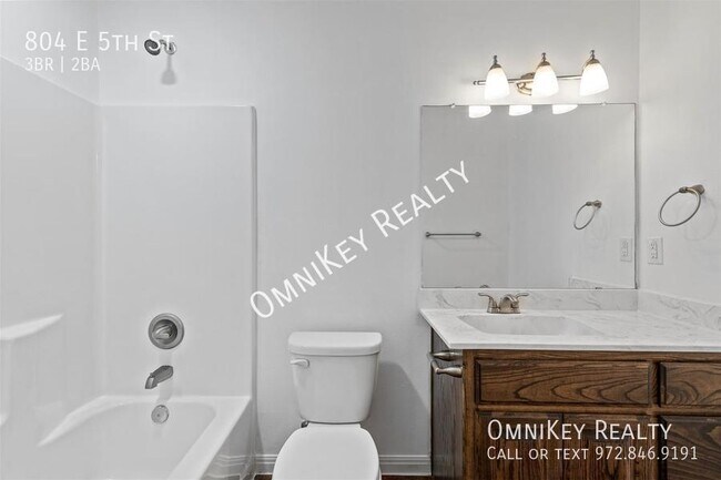 Building Photo - 804 E 5th St