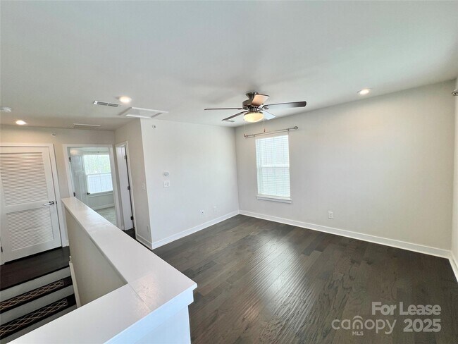 Building Photo - 240 Parkwood Ave