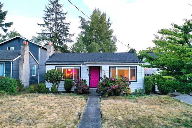 Building Photo - 11315 Roosevelt Way NE