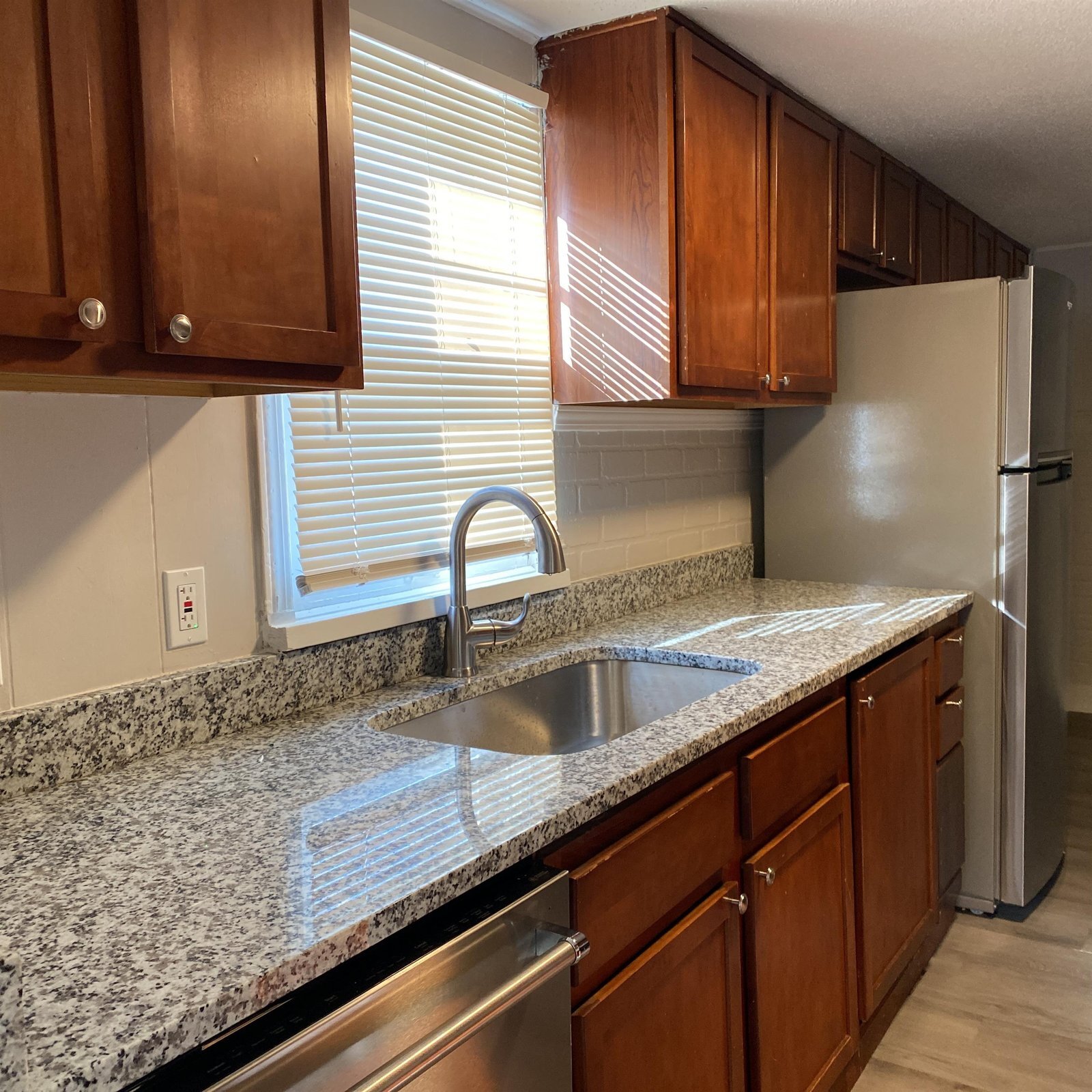 Building Photo - 332 N Cedar Ave