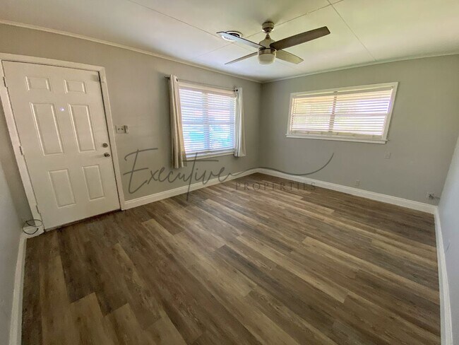Building Photo - Updated 3-Bedroom Home with Bonus Room & F...