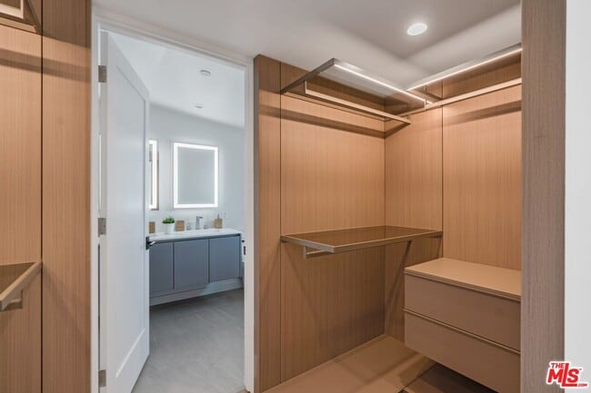 Building Photo - 857 N Detroit St