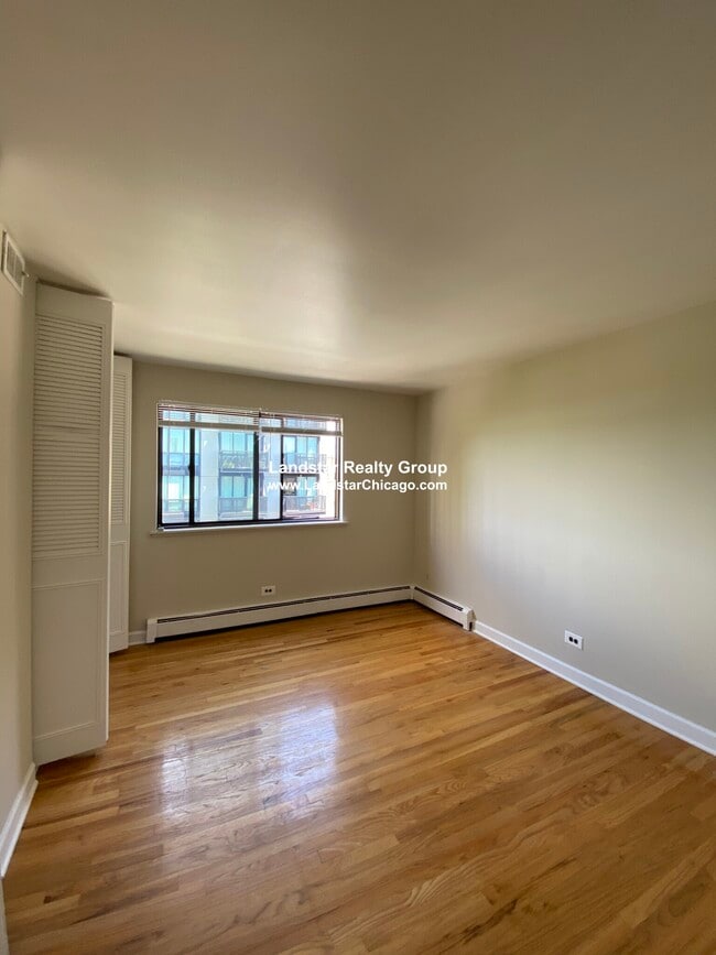 Building Photo - 5917 N Kenmore Ave