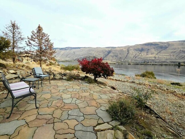 Building Photo - Gorgeous 4 Bed, 3 Bath Home w/ STUNNING RIVER FRONT VIEWS!!