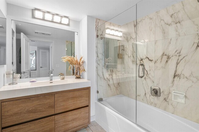 Building Photo - 3000 Holiday Dr