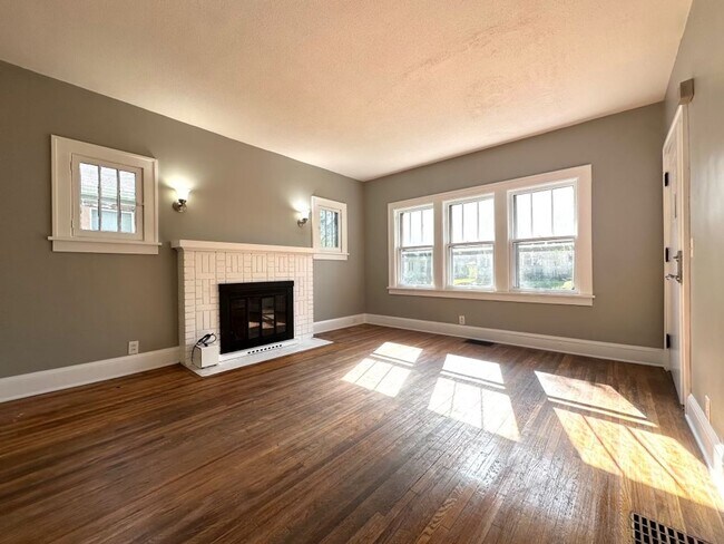 Building Photo - Exquisite 4 Bedroom 2 Bathroom Home in Min...