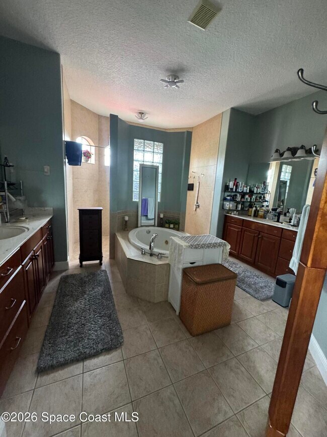 Building Photo - 5900 Herons Landing Dr