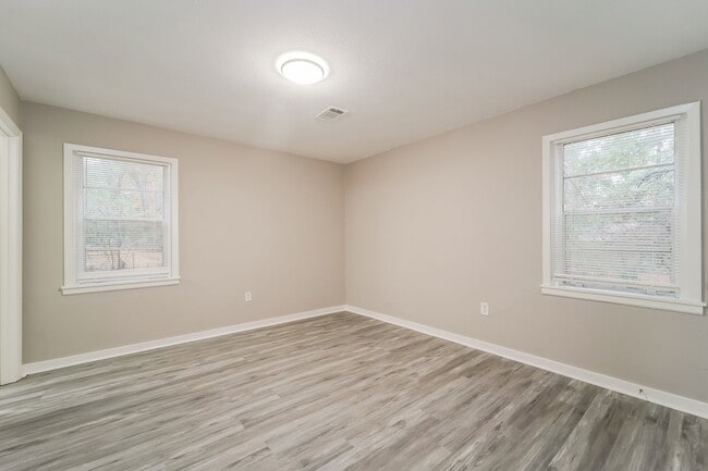 Building Photo - 573 N Park Ln