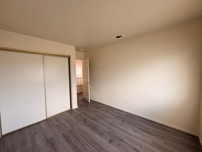 Building Photo - 4 Bed, 2.5 Bath in Rialto!