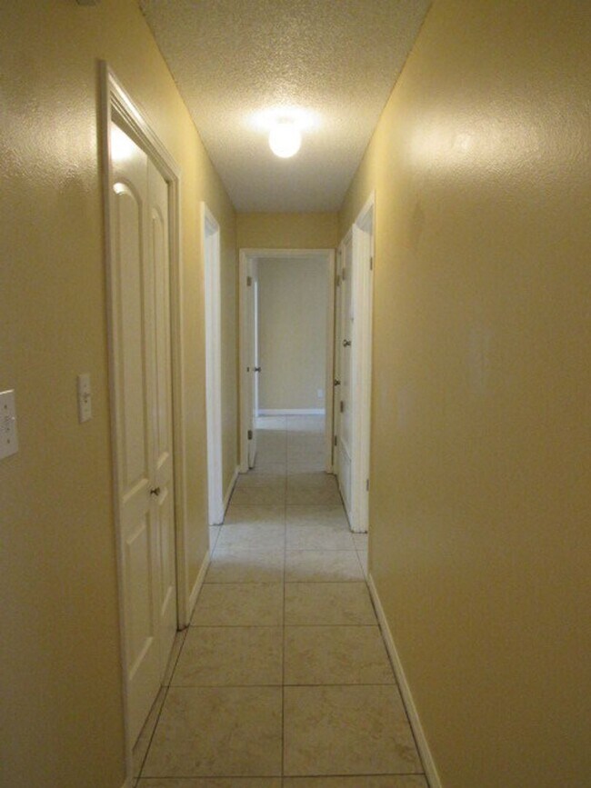 Building Photo - Convenient to Navy Federal & Pine Forest/Nine Mile Road area!