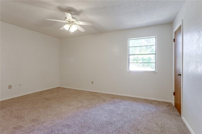 Building Photo - 2930 Colonial Ln