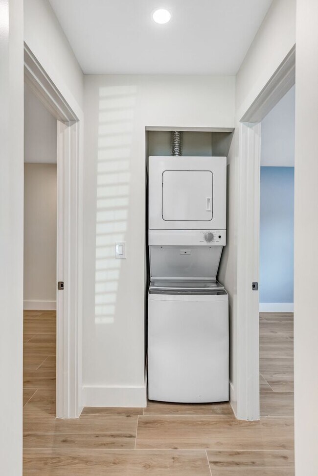 Building Photo - ** OLDE NAPLES ** 2 BED / 2 BATH - COMPLETELY REMODELED - PET OK! - ANNUAL RENTAL