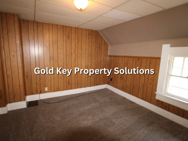 Building Photo - Oversized 3 BR 1 BA House with Partially F...