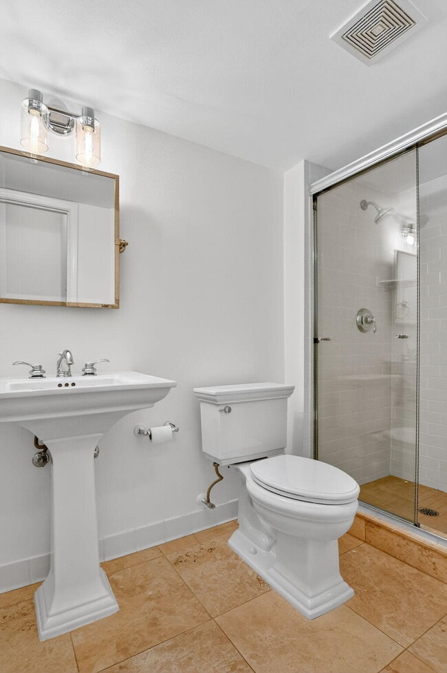 Building Photo - 708 Lago Rd