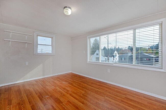 Building Photo - 9041-9049 NE Sandy Blvd