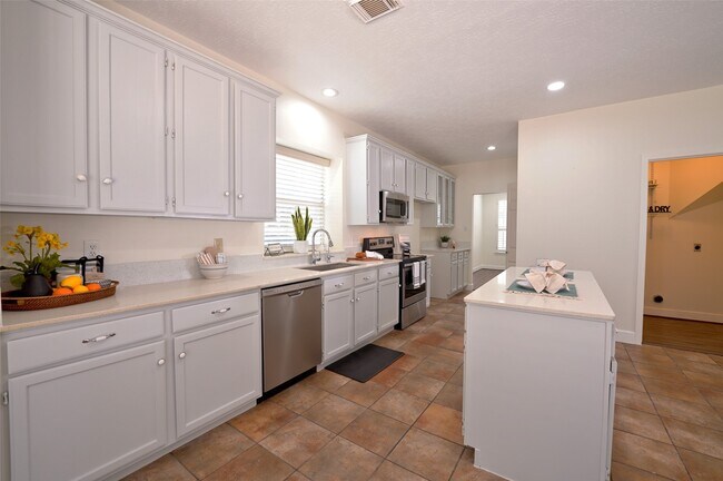 Building Photo - 15810 Hollow Rock Dr